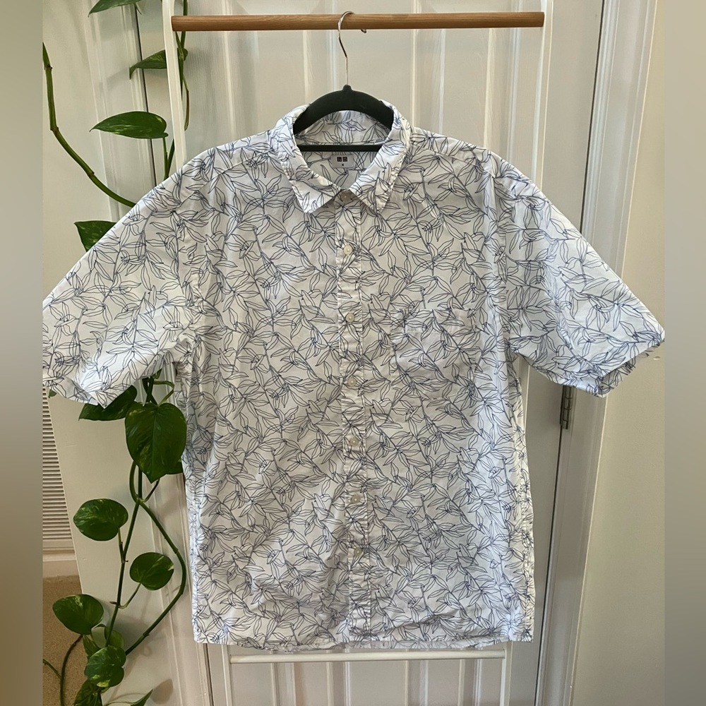 UNIQLO Mens Short Sleeve Casual Button Down Cotton Shirt with Leaf print size M